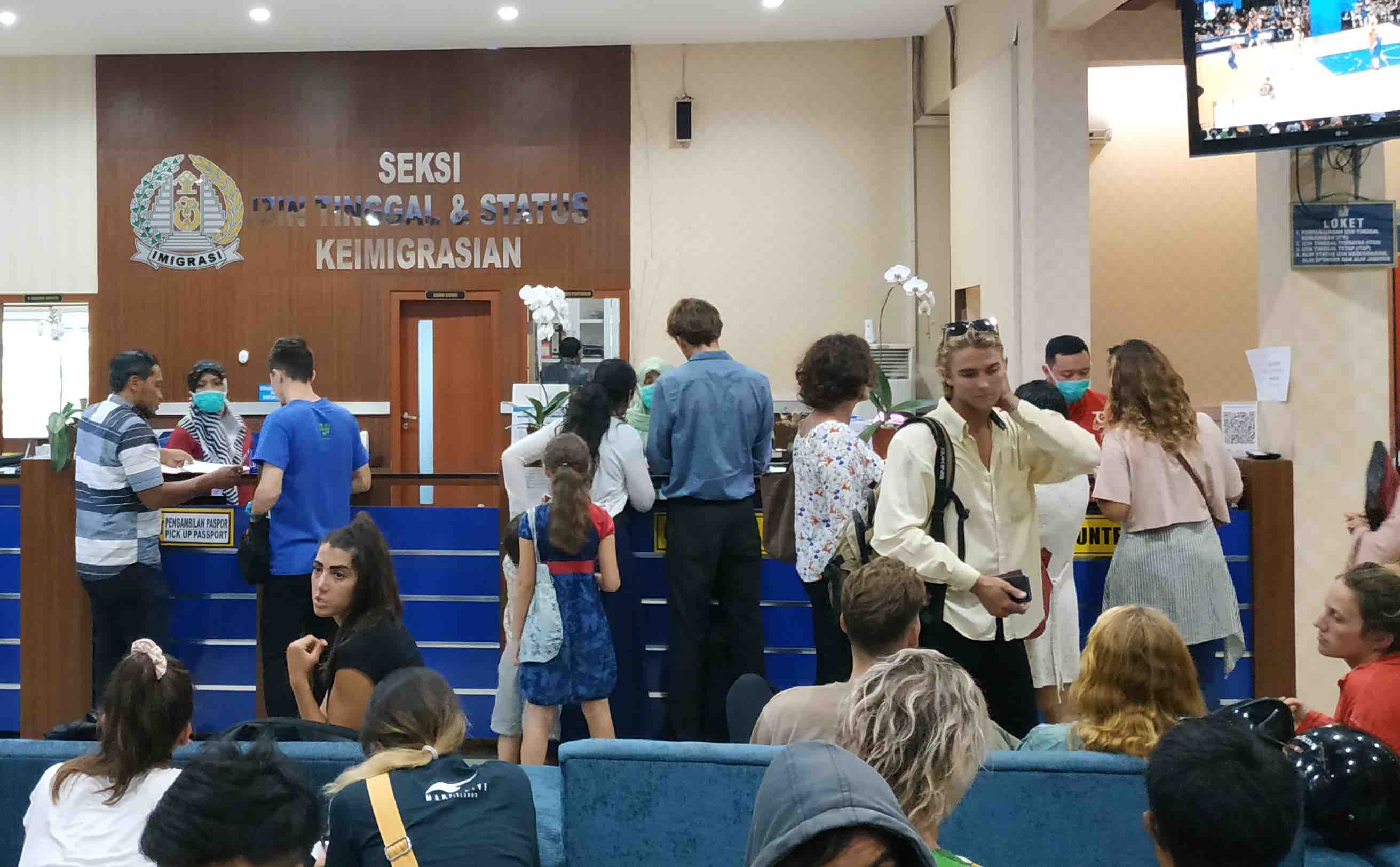 URUS IZIN TINGGAL: Sejumlah WNA mengurus izin tinggal keadaan terpaksa di Kantor Imigrasi Kelas IA Mataram, Jumat (20/3/20) lalu. (Harli/Lombok Post)