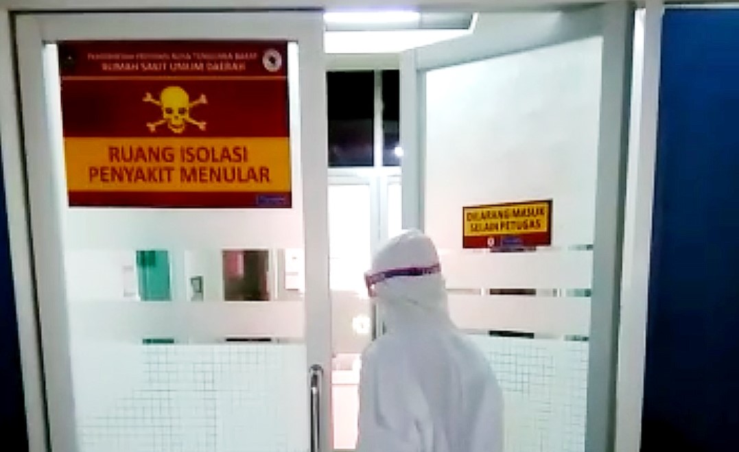 ISOLASI: Petugas ruang isolasi RSUD NTB masuk ke ruang isolasi tempat pasien suspect virus Korona dirawat. (Dok Lombok Post)