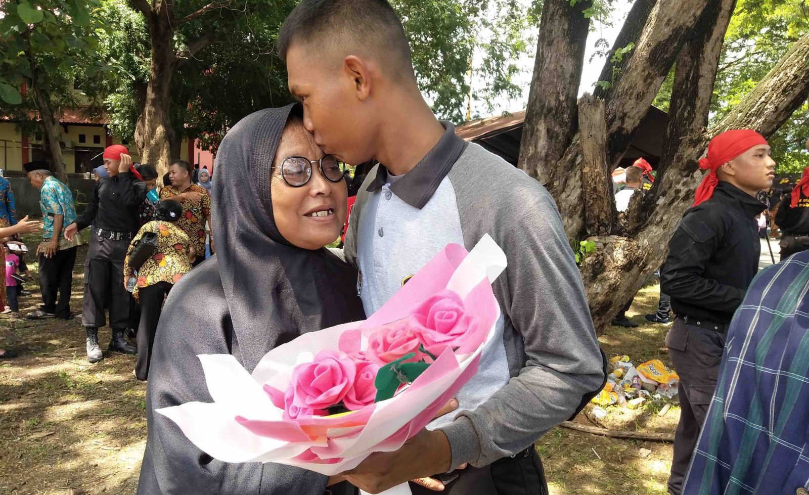 MENGHARUKAN: L Deni Hamtarmiozi mencium kening ibunya, Sri Gading usai resmi menjadi anggota polisi di SPN Belanting, Lombok Timur, Senin (2/3).(Harli/Lombok Post)