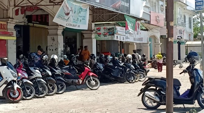 SUMBER RETRIBUSI: Salah satu lokasi parkir di pusat pertokoan Praya, Senin (16/3). Pemkab Loteng tengah berupaya menertibkan parker liar untuk mendongkrak pemasukan daerah.(Dedi/Lombok Post)