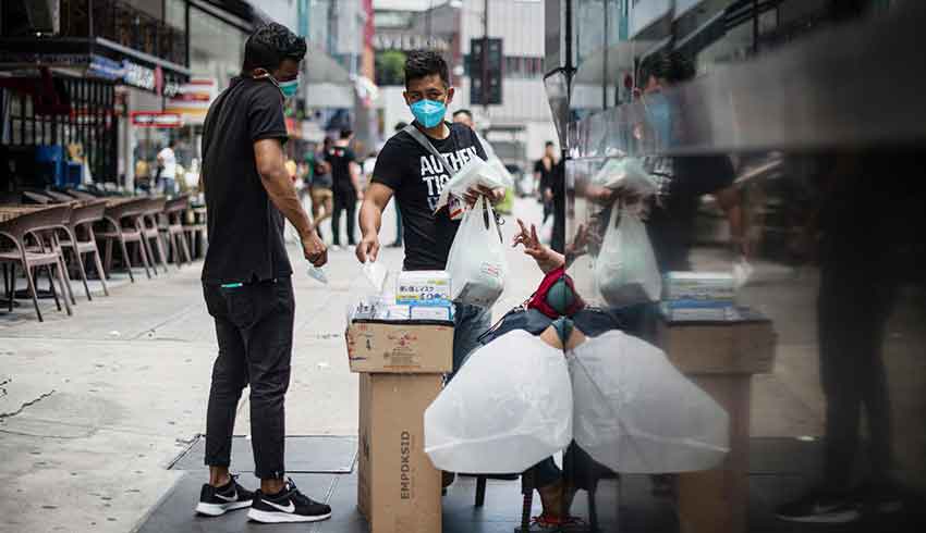 Dua warga Kuala Lumpur terlihat membeli masker di tengah wabah virus corona yang kini menyerang Malaysia.(AFP)