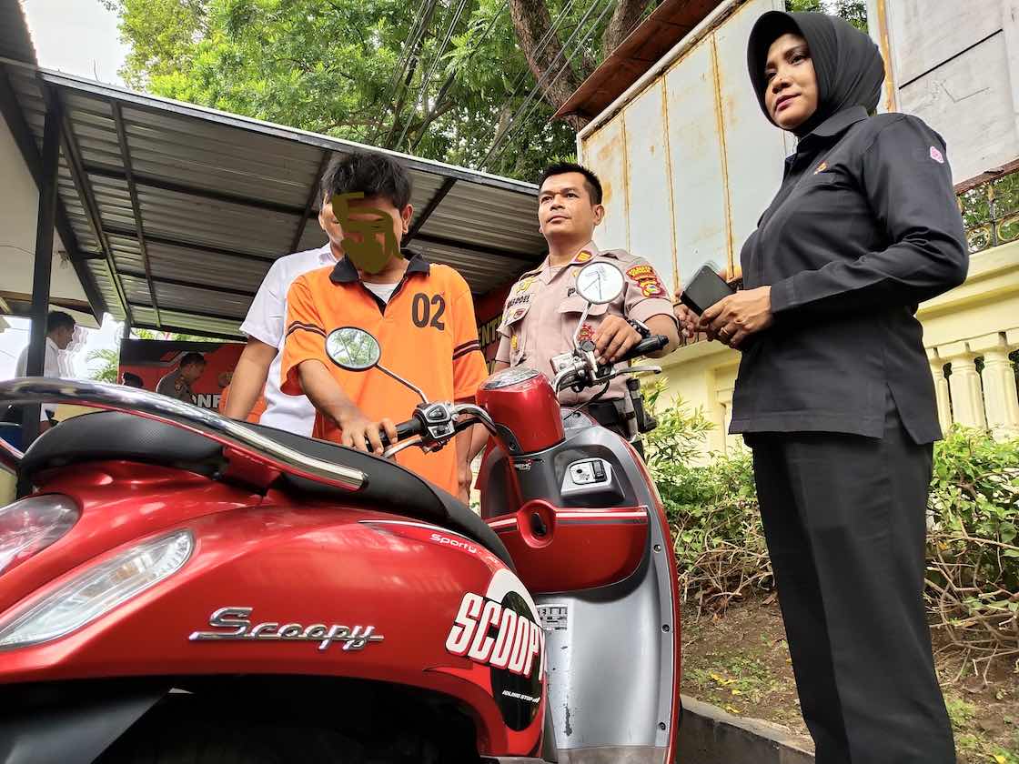 GAGAL KAWIN: Tersangka DA bersama  Kapolsek Ampenan AKP M Nasrullah di Mapolresta Mataram, Senin (9/3). (HARLI/LOMBOK POST)