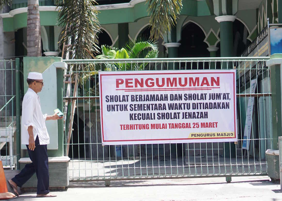 DITUTUP: Pengurus Masjid Besar Attaqwa Pancor, Kelurahan Pancor, Kecamatan Selong Lotim  memastikan gerbang masjid tertutup, belum lama ini.  (dok/Lombok Post)