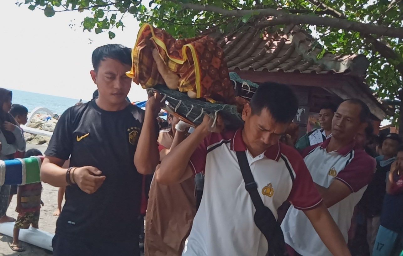EVAKUASI JENAZAH: Kapolsek Ampenan AKP M Nasrullah bersama warga dan anggota polisi lainnya mengangkut jenazah korban yang tenggelam di Pantai Tanjung Karang, Sabtu  (7/3).  (Foto : Ist/ Polsek Ampenan)