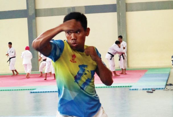 LATIHAN: Petarung NTB Murdani saat berlatih di Padepokan Pencak Silat GOR 17 Desember. (Pujo/Lombok Post)