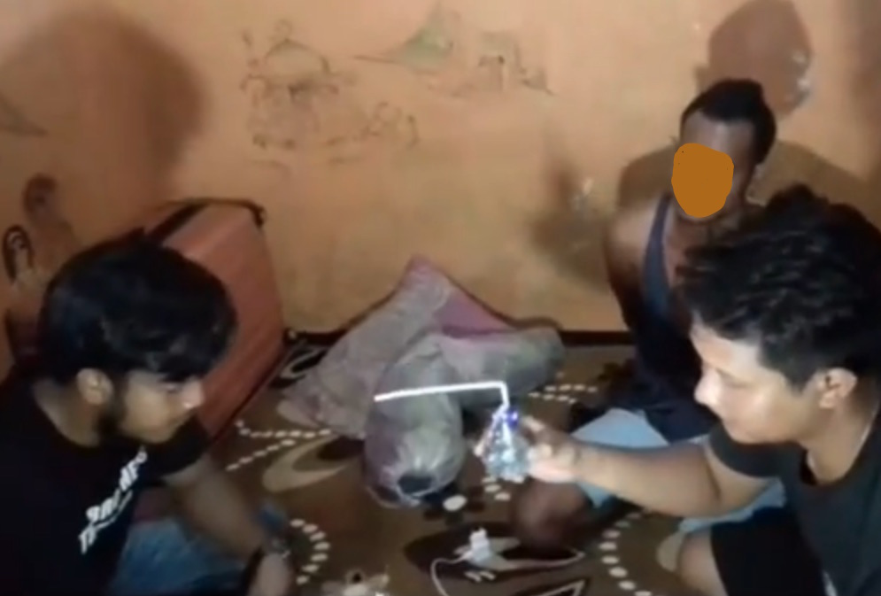 Seasana penggerebekan rumah warga oleh  Satresnarkoba Polres Mataram di Kampung Melayu Bangsal Ampenan beberapa Selasa (17/3) lalu.