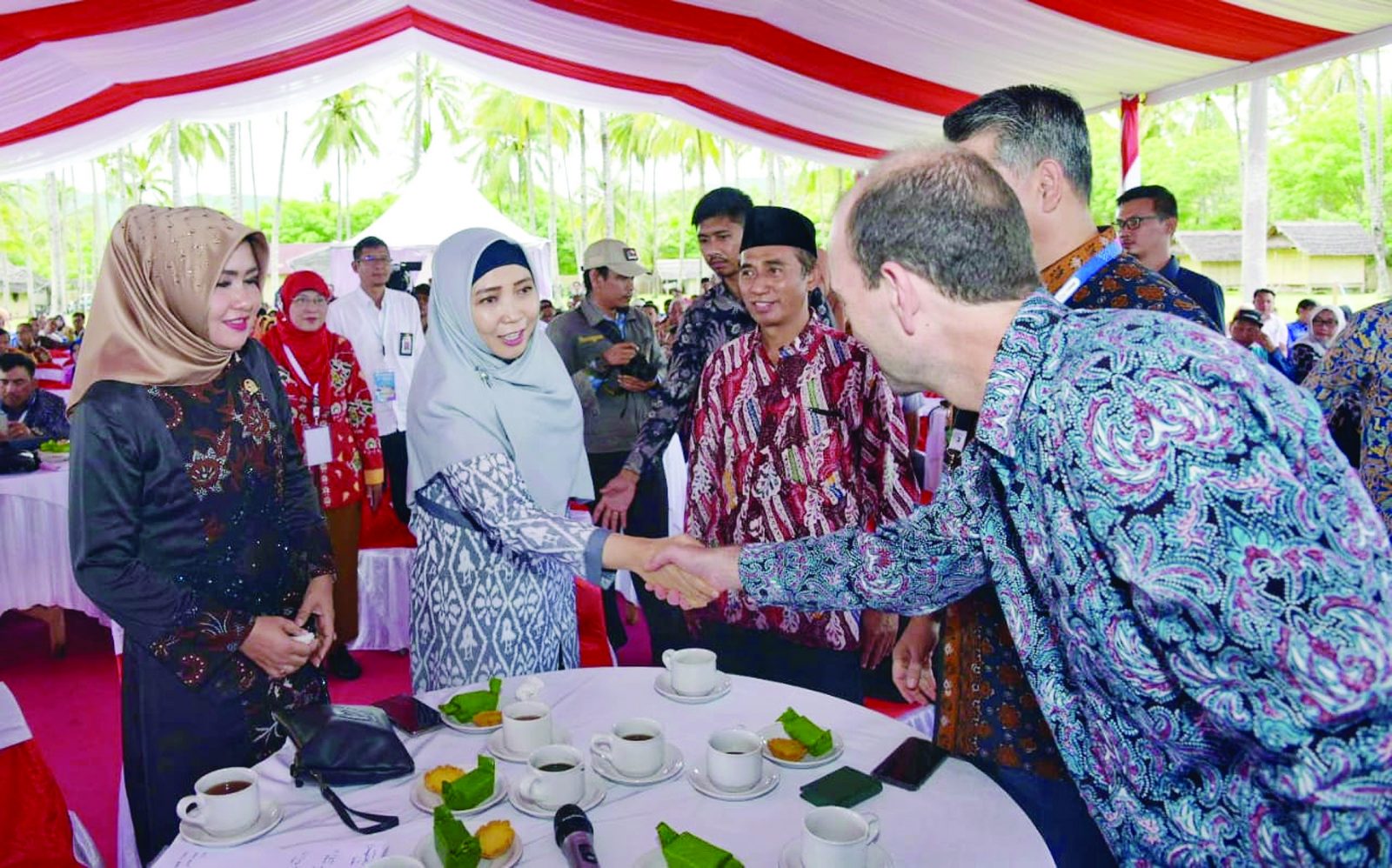 SANITASI SEHAT: Wagub NTB Hj Sitti Rohmi Djalilah (dua dari kiri) berjabat tangan dengan perwakilan UNICEF, di acara AHL 2020 di KSB, kemarin (4/3).