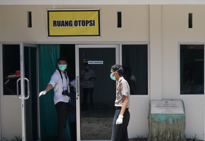 OTOPSI: Petugas RS Bhayangkara Polda NTB melakukan otopsi terhadap jasad Mrs X yang ditemukan di tepi jalan di Senggigi Lobar beberapa waktu lalu.(Suharli/Lombok Post)