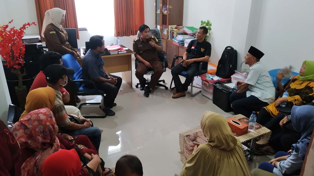 PERTEMUAN: Sejumlah pedagang baju rombengan saat berdialog dengan Kasi Pidsus Kejari Sumbawa Reza Safetsila Yusa, Senin (09/03/2020).