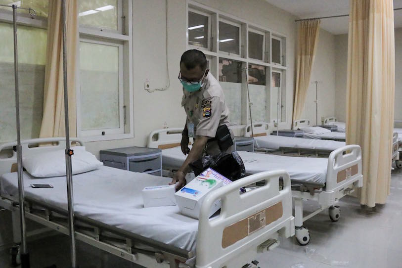 SIAPKAN RUANGAN ISOLASI: Salah seorang petugas Rumah Sakit Bhayangkara mengecek ruang isolasi penanganan  virus korona, Senin (23/3) lalu. (Harli/Lombok Post)