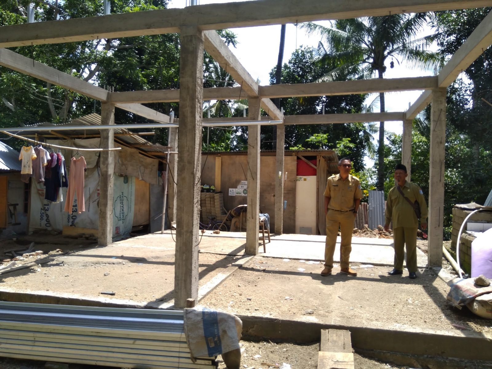 BANGUN RUMAH KEMBALI: Koordinator Teknis Pembangunan RTG Lobar Lalu Ratnawi saat turun meninjau kondisi rumah warga beberapa waktu lalu. (Toni/Lombok Post)
