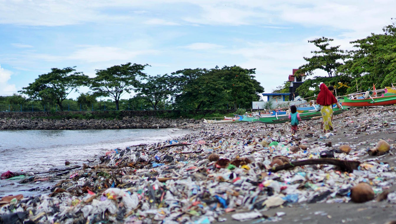 JOROK: Pantai Labuhan Haji tepatnya di samping dermaga terlihat dipenuhi sampah, kemarin (4/1). (Fatih/Lombok Post)