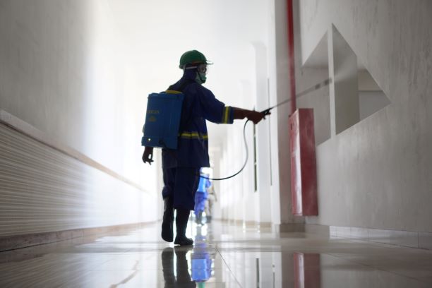 CEGAH COVID-19: Satgas penanggulangan virus korona Lotim menyemprotkan cairan disinfektan di lorong kantor bupati Lotim, Rabu  (18/3). (Fatih/Lombok Post)