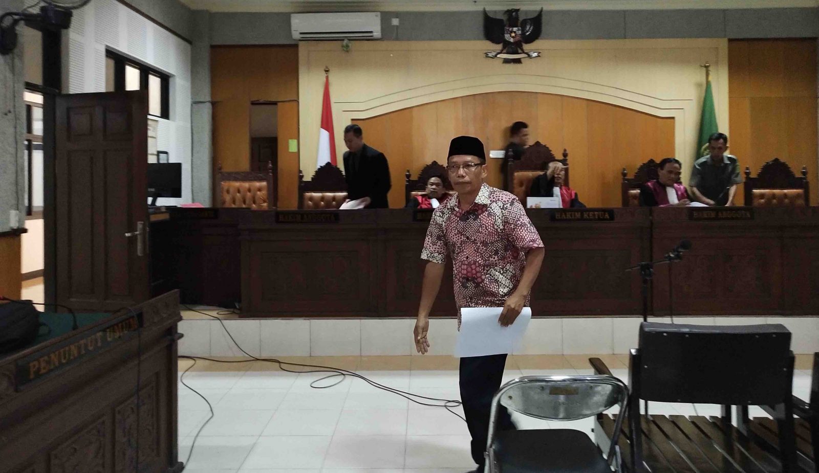 BERNAFAS LEGA: Terdakwa Syahmat berjalan ke luar persidangan di PN Tipikor Mataram, beberapa waktu lalu. Syahmat dinyatakan bebas oleh majelis hakim. (Suharli/Lombok Post)