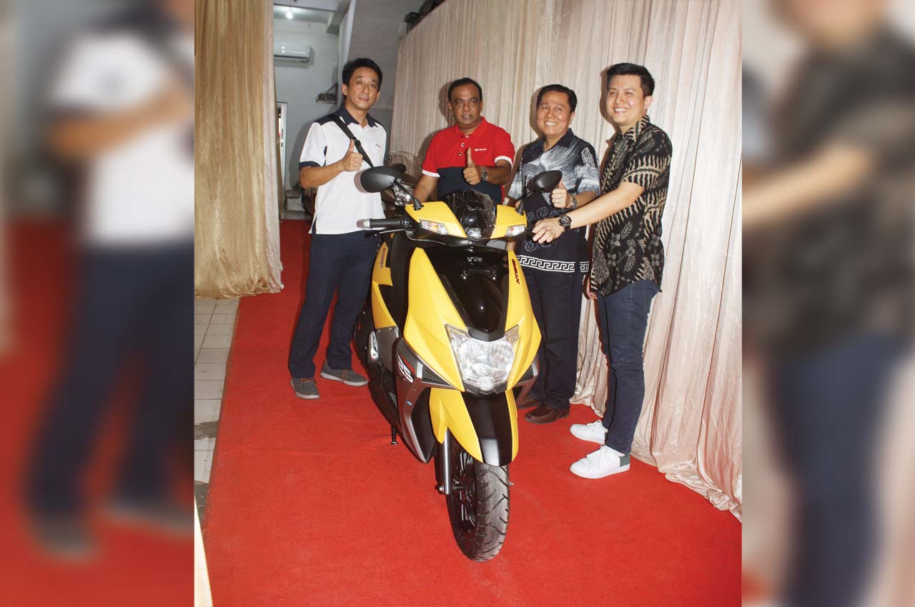 FITUR CANGGIH: Presiden Director PT TVS Motor Company Indonesia Vankataraman Thiyagarajan (dua dari kiri) bersama Owner CW Imamo Rajawali, dealer resmi TVS Lombok Setiawan Sutanto (kanan) menujukkan produk unggulan TVS, Ntorq 125 saat grand opening TVS Lo