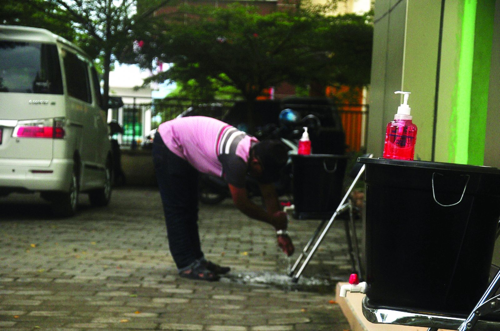 ANTISIPASI KORONA: Seorang warga mencuci tangan sebelum mengurus adminstrasi kependudukan di Kantor Disdukcapil Kota Mataram,  18 Maret lalu.