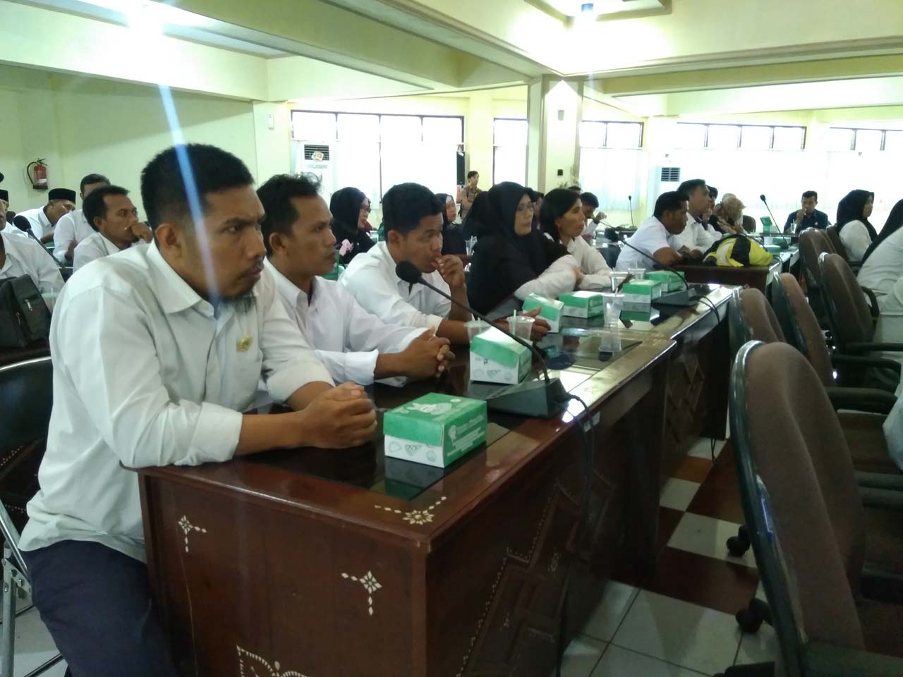 SALURKAN ASPIRASI: Sejumlah guru honorer yang berusia di atas 35 tahun saat menggelar hearing ke anggota DPRD Lobar, Kamis (5/3/2020).