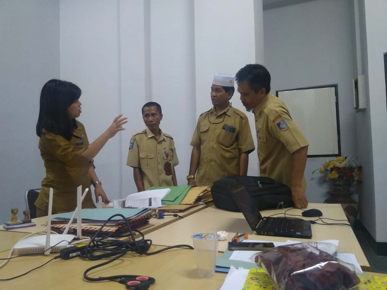 MENDAFTAR: Kabid Kedaruratan dan Logistik BPBD Lobar Hartono Ahmad saat menyerahkan berkas pendaftaran di tim Pansel, kemarin (3/3).