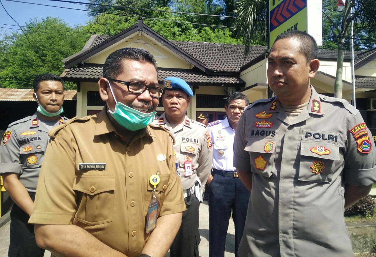 BERI KETERANGAN: Sekda Lobar H Baehaqi didampingi Kapolres Lobar AKBP Bagus Satriyo Wibowo saat memberi keterangan pers usai meninjau kondisi Pelabuhan Lembar, kemarin (23/3/2020).