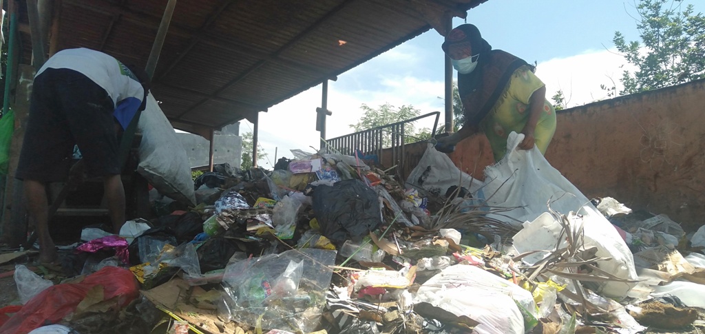 BELUM ADA SOLUSI: Seorang pemulung memilah sampah di TPS Karang Baru, kemarin. Sampah di Kota Mataram tak kunjung tertangani karena DLH masih mengandalkan sistem angkut-buang.