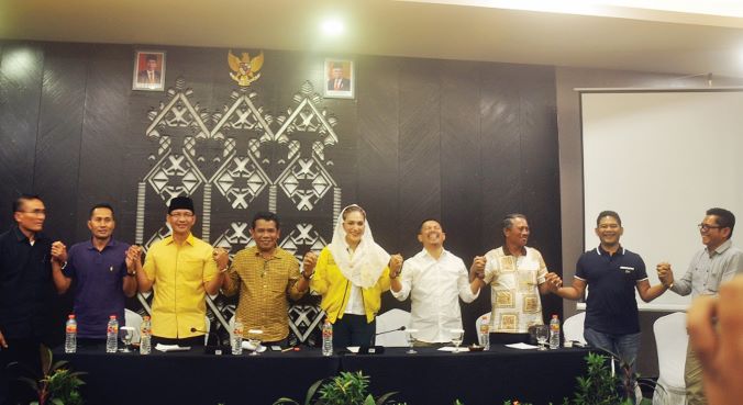 SIAP BERI DUKUNGAN: Calon Ketua DPD I Golkar NTB yang juga merupakan anggota DPR RI Hj Sari Yuliati (pakai jilbab) foto bersama sejumlah ketua DPD II Golkar kabupaten/kota di salah satu hotel di Kota Mataram, belum lama ini.
