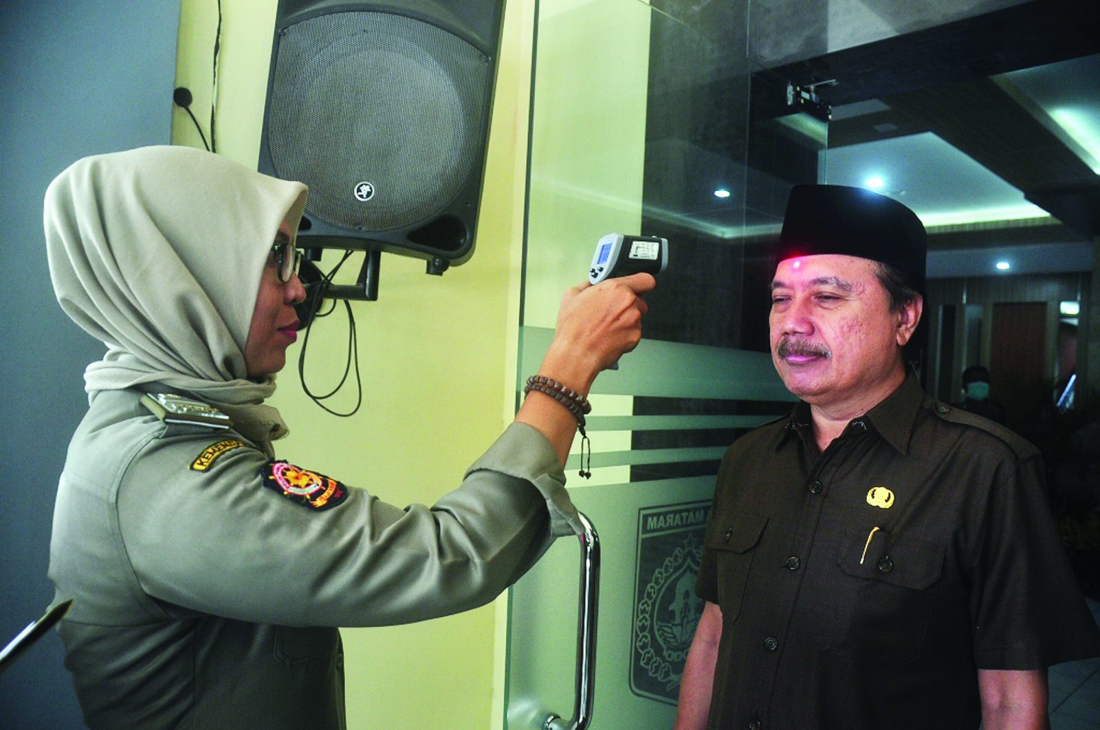 TES SUHU TUBUH: Sekda Kota Mataram H Effendi Eko Saswito dicek suhu tubuhnya menggunakan thermal gun di Kantor Pemkot Mataram, Selasa (17/3) lalu.