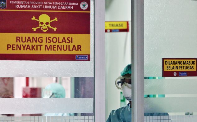 DIAWASI KETAT: Petugas rumah sakit Provinsi NTB mengenakan pakaian khusus di ruang isolasi penyakit menular beberapa waktu lalu. (Ivan/Lombok Post).