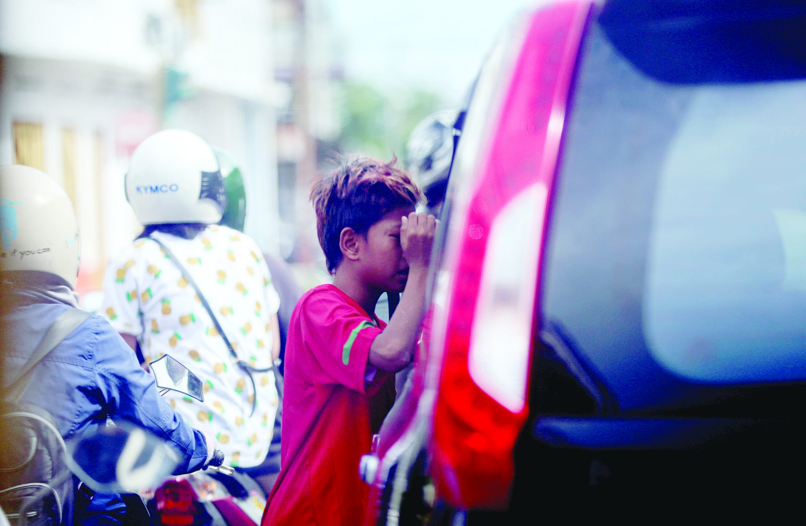 BISA DIANGKUT: Dinsos melalui Satgas Sosial memantau keberadaan pengemis, anak jalanan, hingga gelandangan di Kota Mataram. Nampak salah seorang anak yang mengemis di simpang lima Ampenan, beberapa waktu lalu.