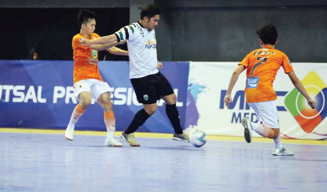 MENANG: Kapten Vamos Mataram Syahidansyah Lubis (jersey putih hitam) saat melawan Halus FC, di pekan keenam, Minggu (1/3/20) lalu.(IVAN/LOMBOK POST)