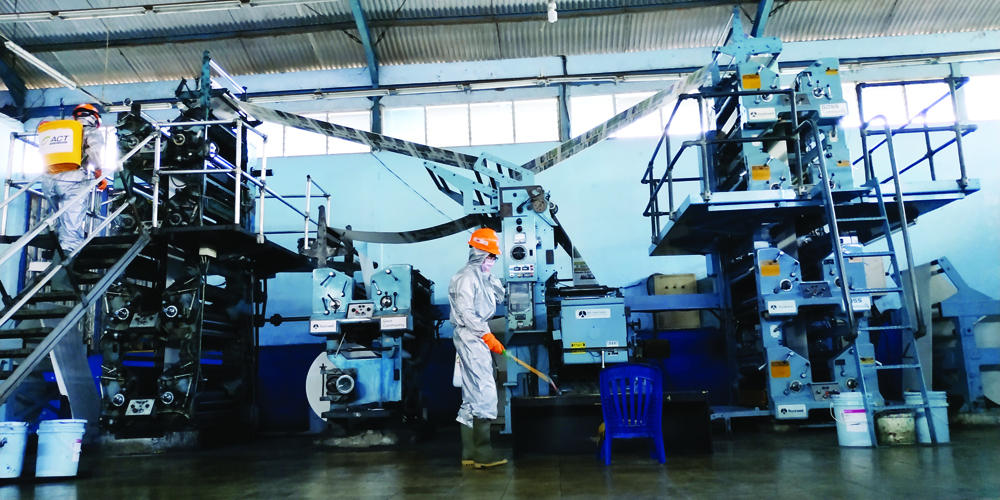 PENYEMPROTAN: Tim Disinfektasi ACT NTB menyemprotkan disinfektan di Graha Pena Lombok, kemarin (26/3).