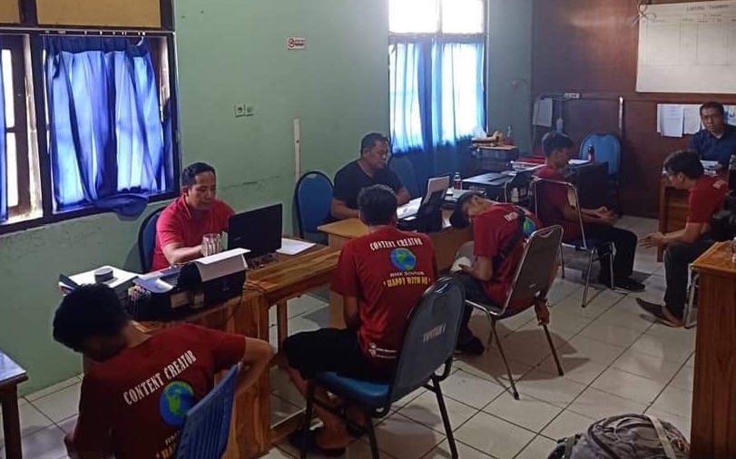 DIINTEROGASI: Sejumlah terduga penyebar hoaks konten virus korona diperiksa penyidik Satreskrim Polres Sumbawa, Minggu (8/3). (FOTO : Ditkrimsus Polda NTB)  