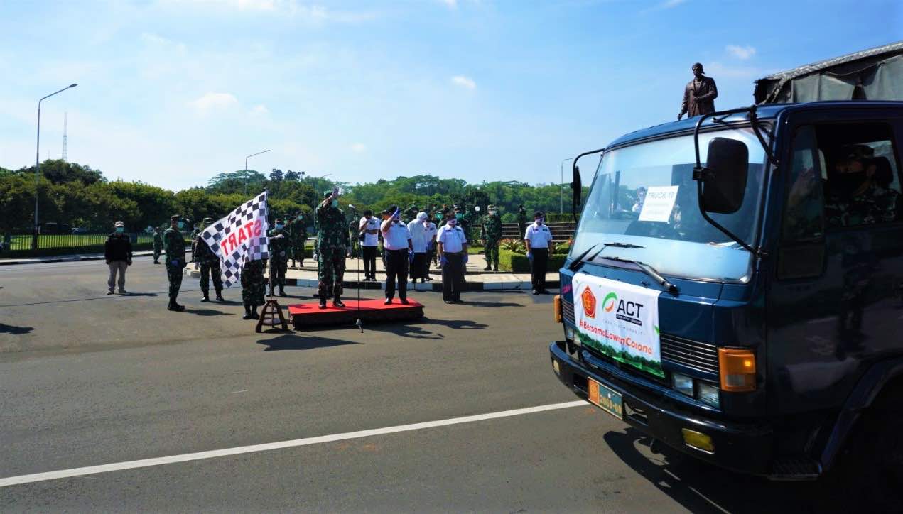 BANTUAN: Upacara pelepasan 1.000 ton bantuan beras dalam operasi beras gratis ACT-TNI, di Mabes TNI, di Jakarta, Kamis (2/4). (ACT untuk Lombok Post)