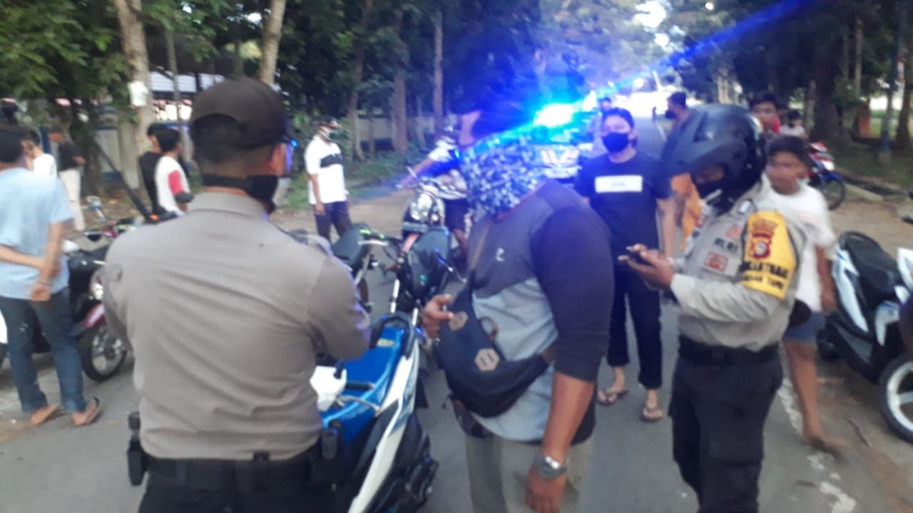   DIBUBARKAN: Tim gabungan TNI-Polri dan pemerintah kecamatan saat membubarkan aksi balap liar di jalan depan Kantor Dinas PUPR Lobar Sabtu (25/4) lalu. (POLRES LOBAR FOR LOMBOK POST)