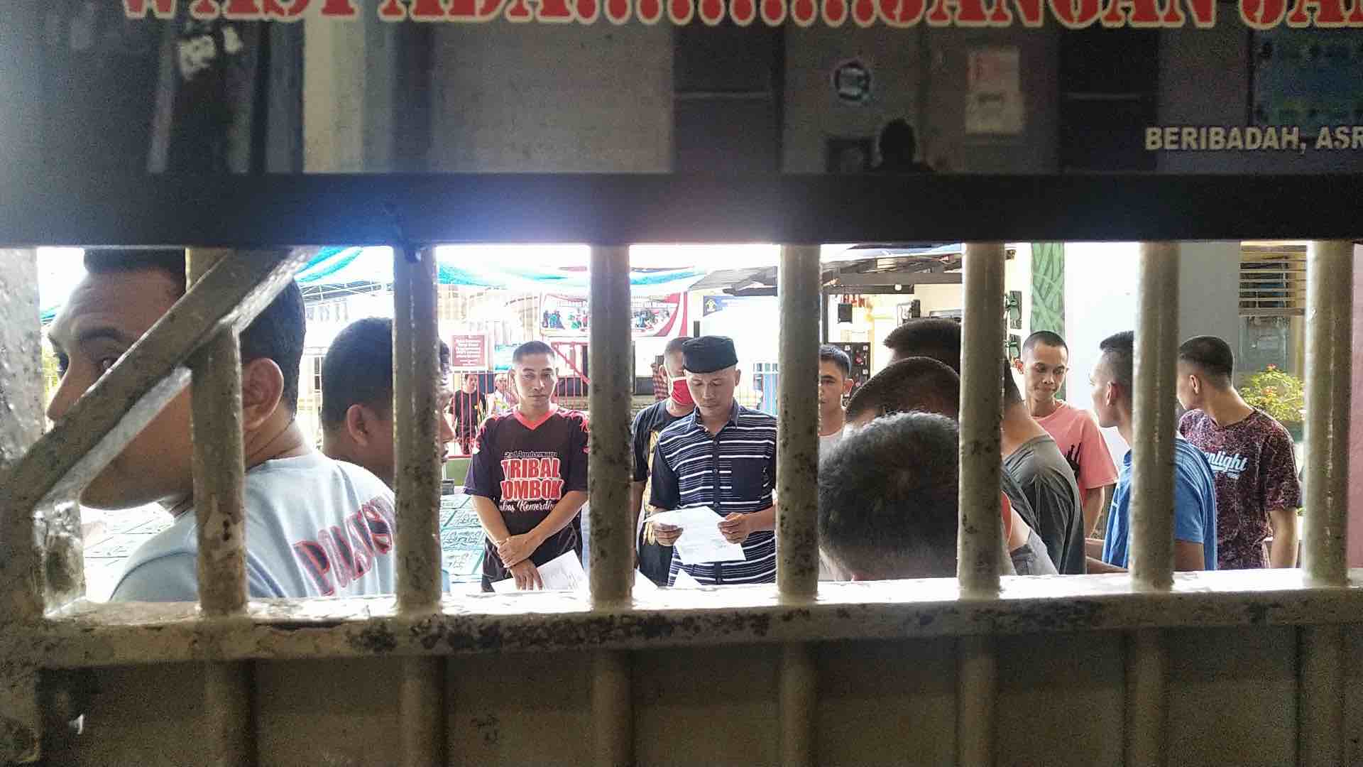 SIAP BEBAS: Para Napi mendapatkan arahan sebelum berkumpul bersama keluarga di Lapas Mataram, beberapa waktu lalu. (Harli/Lombok Post)