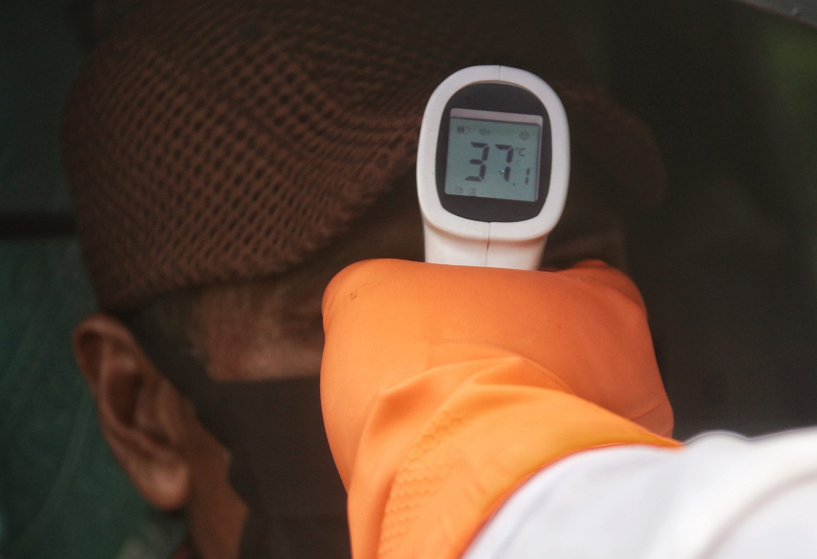 HAMPIR: Seorang pengendara terdeteksi bersuhu badan 37 derajat di Gerbang Tembolak, Kota Mataram, kemarin. Para pengendara yang bersuhu 37,5 derajat dibawa ke puskesmas terdekat untuk menjalani pemeriksaan lanjutan.