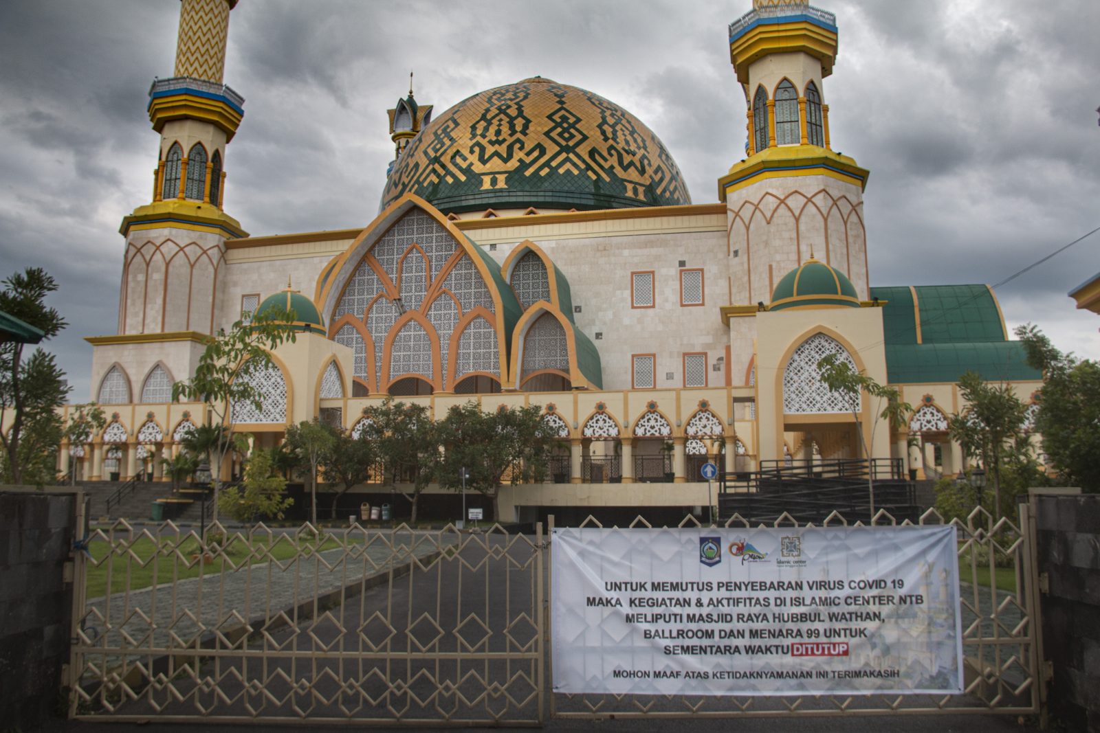 AKIBAT KORONA: Masjid Hubbul Wathan Islamic Center di Kota Mataram memasang spanduk pengumuman tidak mengadakan ibadah salat Jumat di tengah pandemi Korona.