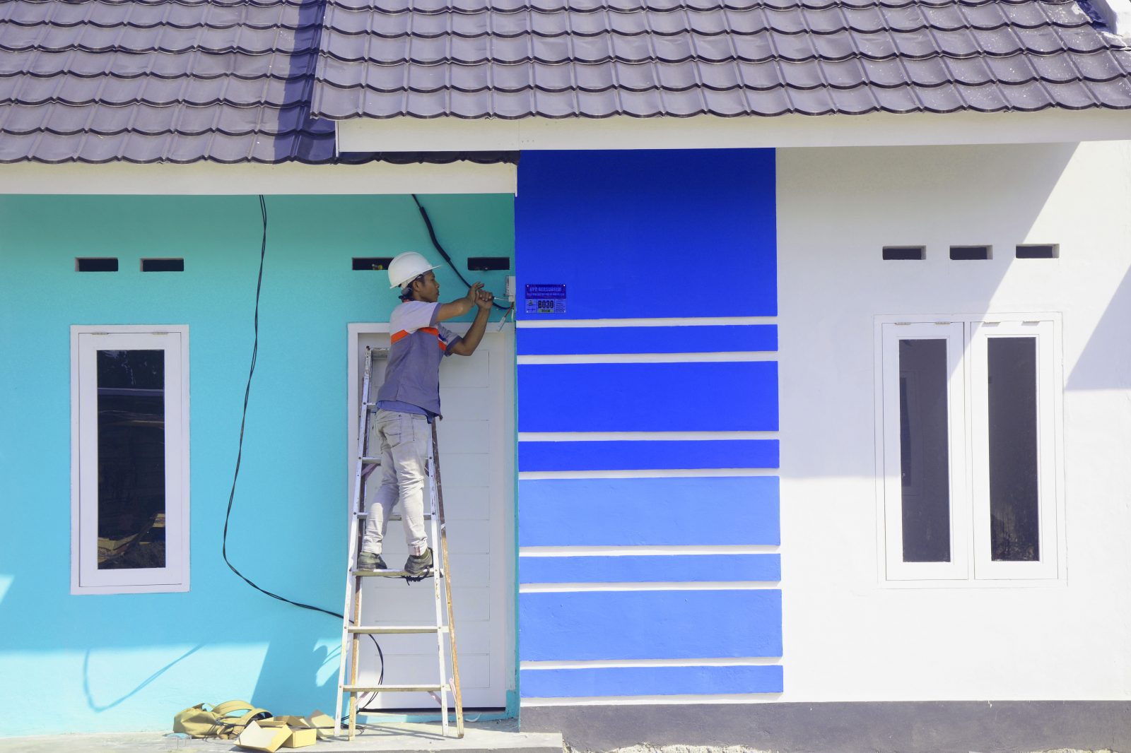 PELANGGAN BARU: Petugas PLN memasang meter listrik di salah satu perumahan di Lombok Barat.