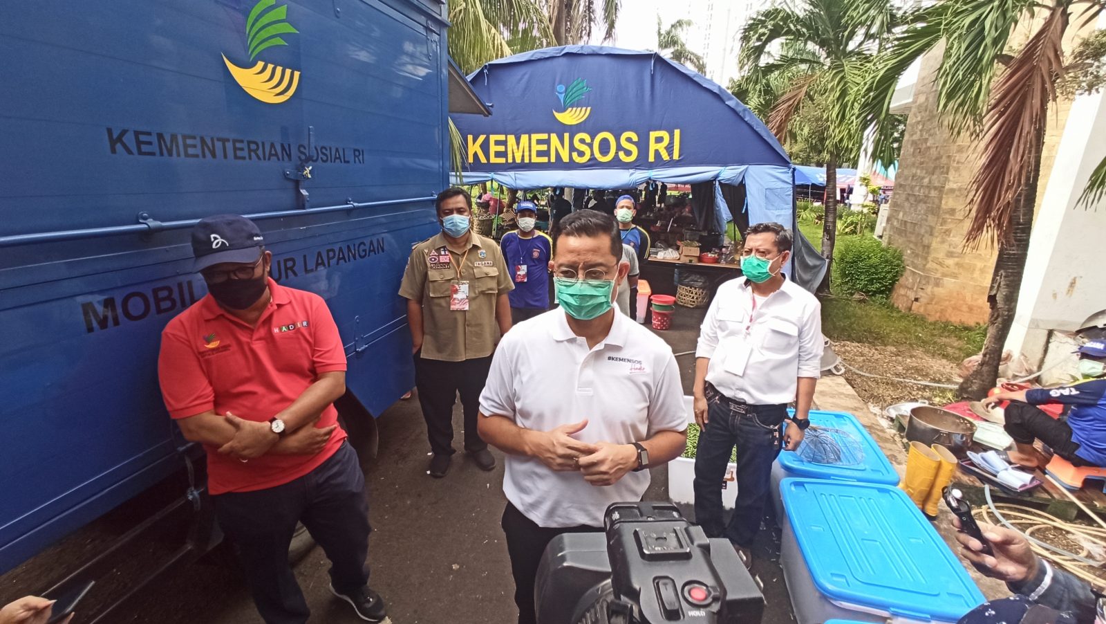 BANTUAN: Mensos Julari P Batubara (tengah) meninjau posko penanganan Covid-19, di Kalibata, Sabtu (11/4).