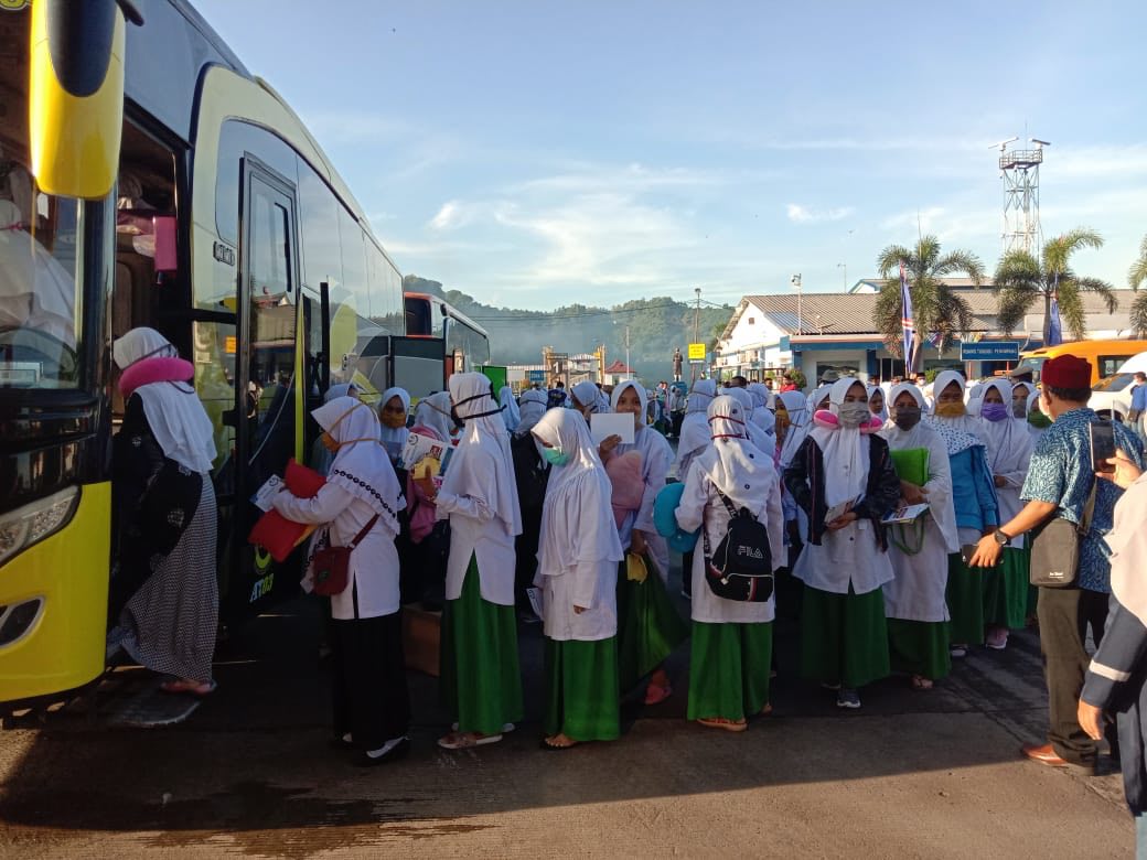 SANTRI PULANG KAMPUNG: Para santri dari Ponpes Ponpes Salafiyah Safiiyah Sukorejo, Situbondo, Jawa Timur, yang baru tiba di Pelabuhan Lembar, Sabtu (4/4). (HUMAS NTB  FOR LOMBOK POST)