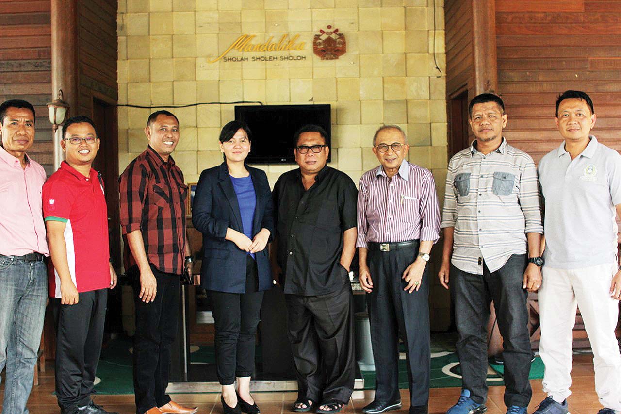 KENANGAN: Mantan Sekjen PSSI Ratu Tisha (empat dari kiri) bersama jajaran pengurus inti Asprov PSSI NTB saat mengunjungi NTB, beberapa waktu lalu.