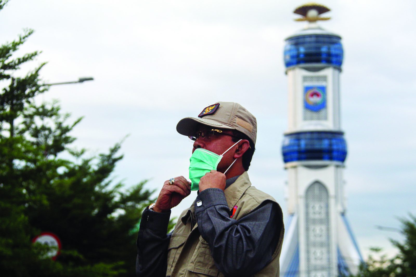 PERCAYA DIRI: Wali Kota Mataram H Ahyar Abduh, mengenakan masker di depan Monumen Mentaram sambil memantau situasi di salah satu pintu masuk daerah yang dipimpinnya beberapa waktu lalu.