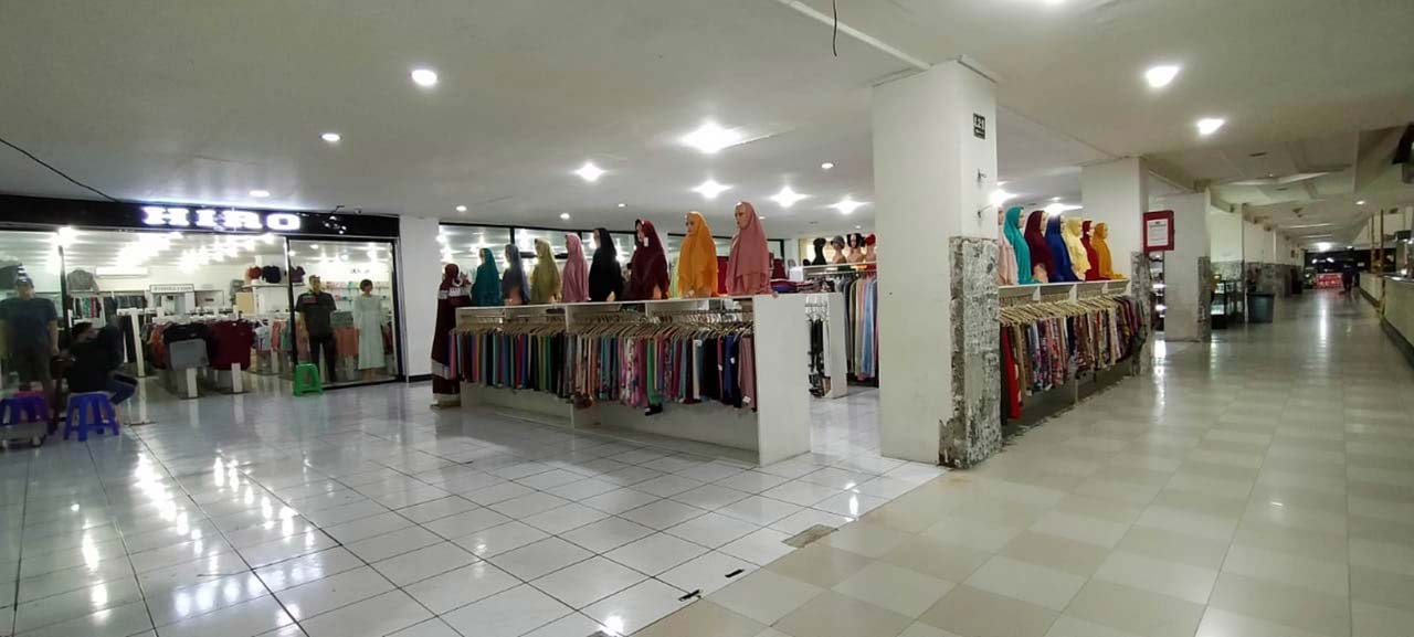 SEPI: Salah satu sudut Mataram Mall sepi pengunjung meski beberapa toko tetap membuka usahanya,  (6/4/2020) lalu.