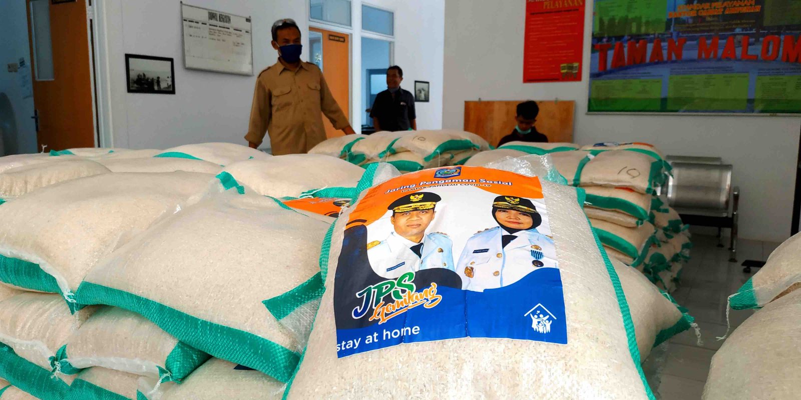 Beras  Bantuan JPS Gemilang yang didistribusikan Pemprov NTB di kantor Camat Ampenan,  (20/4/2020) lalu. (Sirtu/Lombok Post)