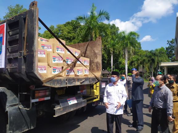 BANTUAN UNTUK WARGA: Wali Kota Mataram H Ahyar Abduh (kemeja putih) meninjau bantuan berupa paket sembako yang akan dibagikan kepada masyarakat melalui program Jaring Pengaman Sosial, kemarin. (DIDIT/LOMBOK POST)