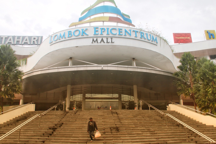 BESOK BUKA LAGI: Kondisi LEM yang tutup sementara, kemarin masih sepi. Pusat perbelanjaan terbesar di NTB ini akan kembali buka Rabu (22/4) besok.(Ivan/Lombok Post)