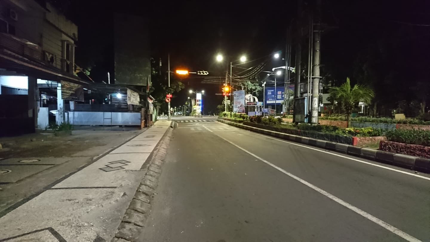 Sempat Nyala : Suasana jalan Airlangga Mataram menuju perempatan Bank Indonesia, Kota Mataram, Selasa  (21/4) dini hari.