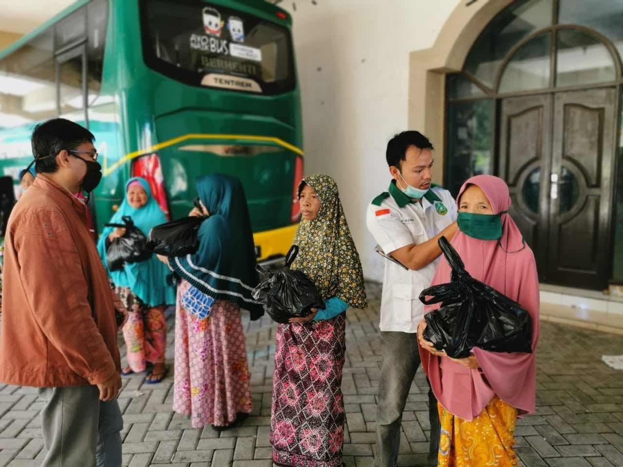 DAMPAK KORONA: MTB bersama pemuda NW NTB bantu masyarakat di tengah pandemi Korona, Jumat (10/4) (Lalu Mohammad/Lombok Post)