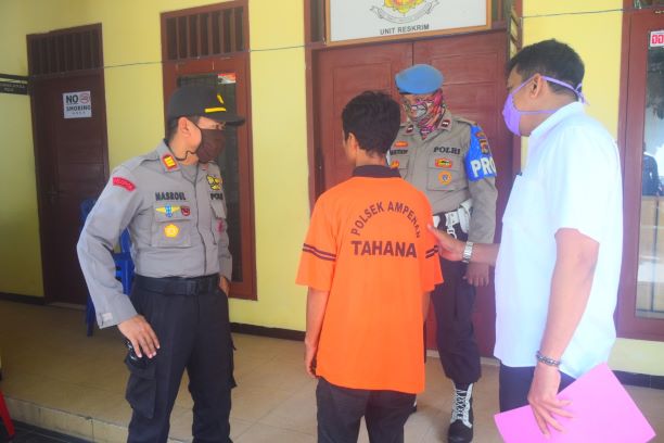 KAPOK: Sulaimi alias Imi digiring ke ruang penyidik untuk proses penyidikan di Mapolsek Ampenan, Selasa (14/4/20). (Harli/Lombok Post)