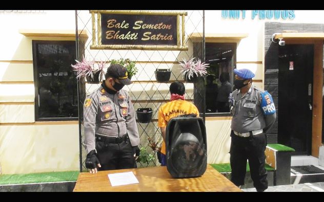 BELUM KAPOK: Kapolsek Cakranegara AKP Zaky Maghfur memperlihatkan barang bukti hasil curian Gojin, Sabtu (18/4).(HARLI/LOMBOK POST)
