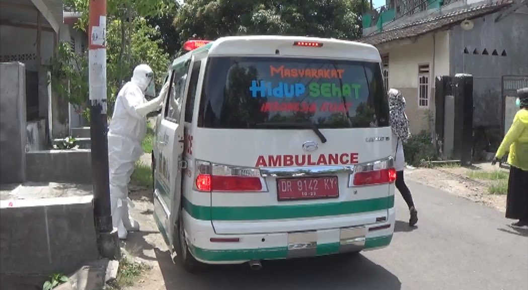 JEMPUT PDP: Tim medis penanggulangan covid-19 Lotim menjemput warga yang diduga terpapar covid-19 di Lingkungan Seruni, Kelurahan Selong, Kecamatan Selong, Rabu (8/4). (Ist/Lombok Post)